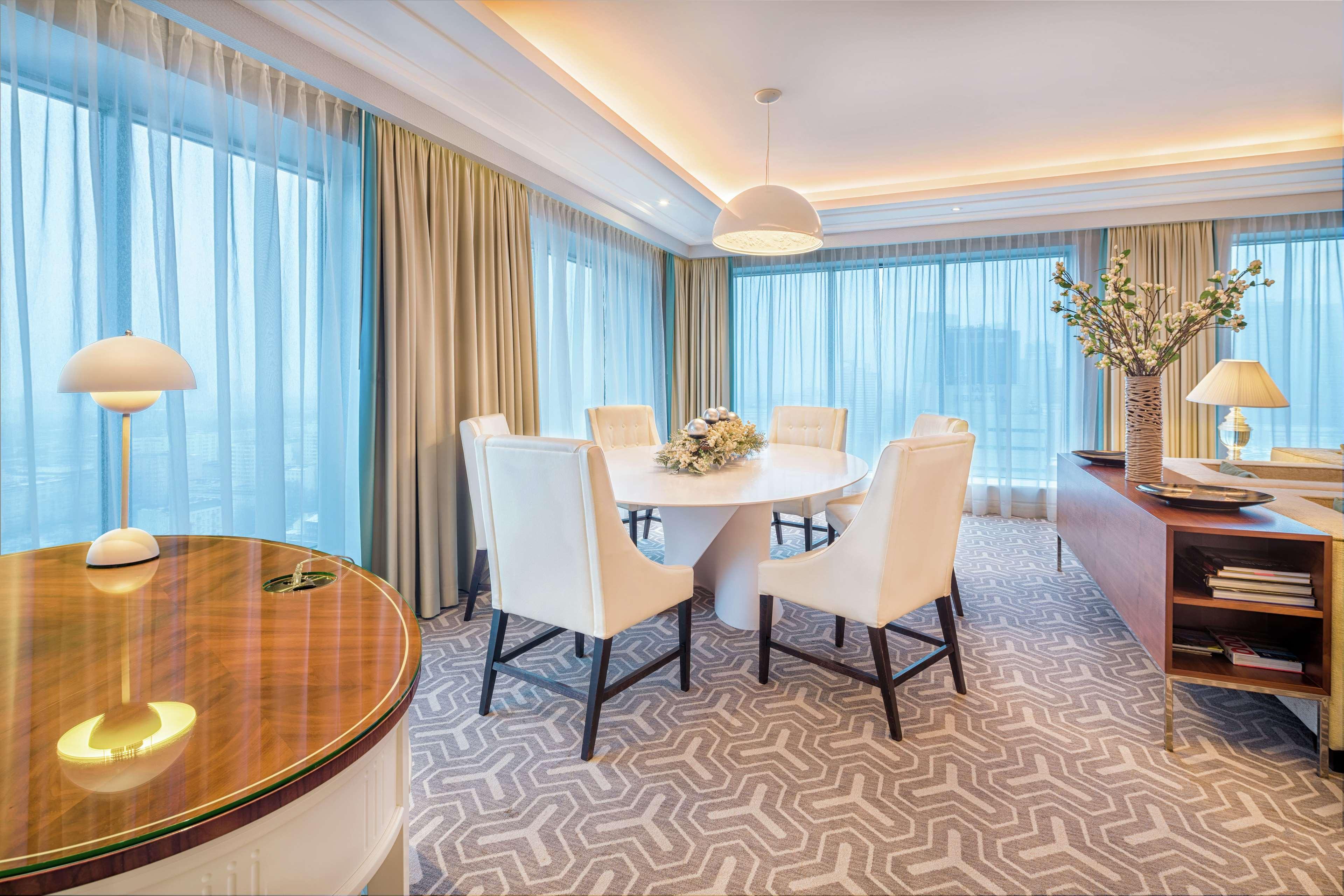 Hilton Warsaw City Hotel エクステリア 写真