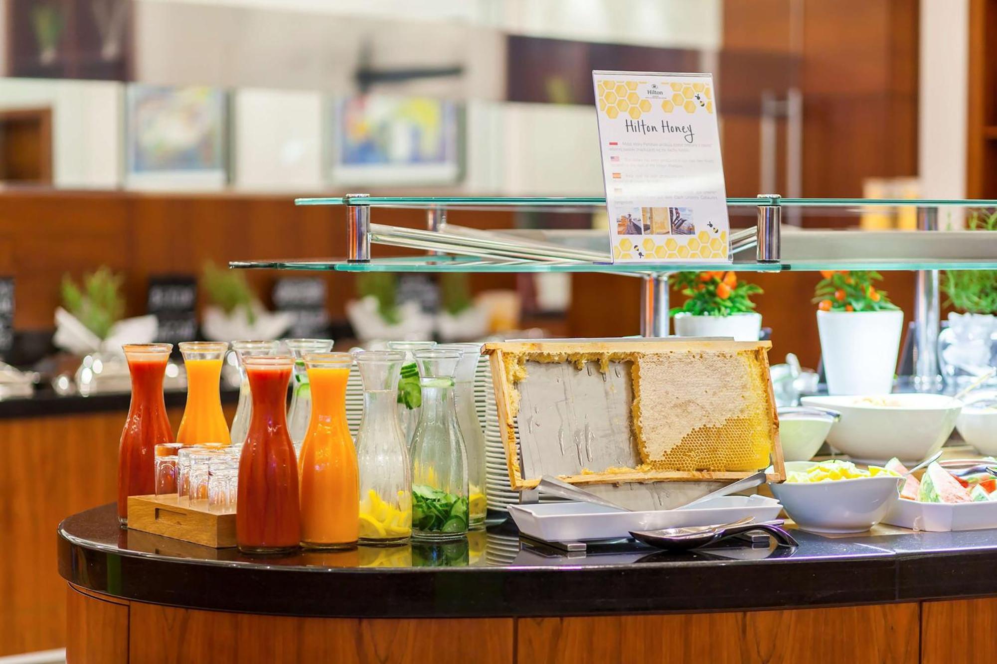 Hilton Warsaw City Hotel エクステリア 写真